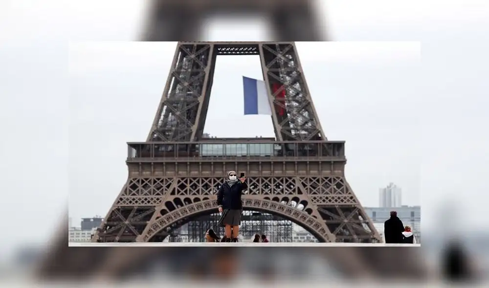 Una monja con mascarilla se toma un 'selfie' este lunes en la plaza del Trocadero, junto a la Torre Eiffel, en París. Foto: EFE Una monja con mascarilla se toma un 'selfie' este lunes en la plaza del Trocadero, junto a la Torre Eiffel, en París. Foto: EFE
