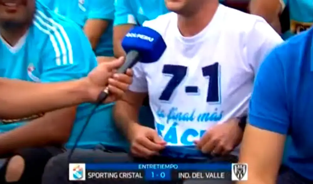 Hincha aprovechó su aparición en cámaras para recordar la última final con Alianza Lima. Foto: Captura Hincha aprovechó su aparición en cámaras para recordar la última final con Alianza Lima. Foto: Captura