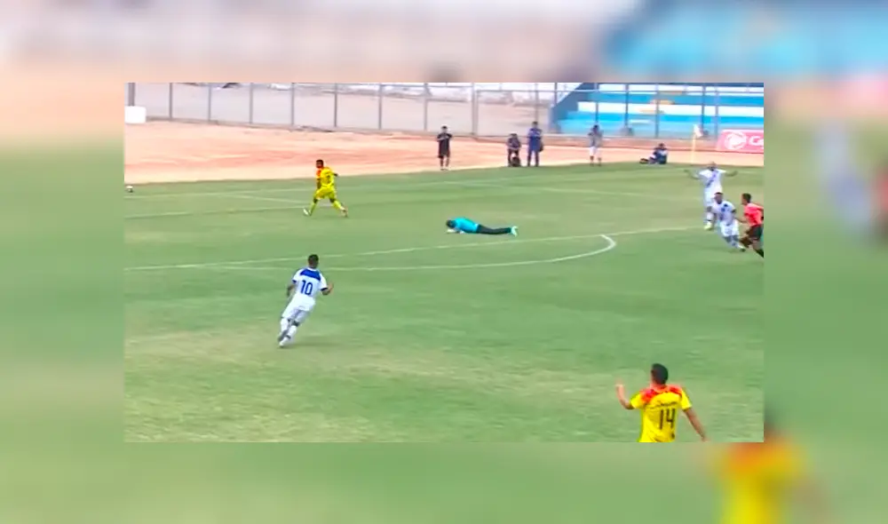 El arquero del Santa Rosa, Mauricio Mafla, cometió un error que le sirvió al Alianza Atlético para encajar un tanto. El arquero del Santa Rosa, Mauricio Mafla, cometió un error que le sirvió al Alianza Atlético para encajar un tanto.