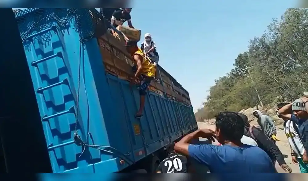 En las imágenes se ve a un grupo de varones saqueando un camión de frutas en la carretera. Foto: Captura video.
