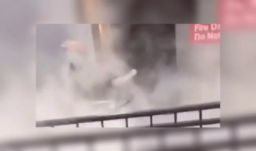 La mujer quedó cubierta en espuma mientras los protestantes le arrojaban cosas. Fuente: captura de pantalla.