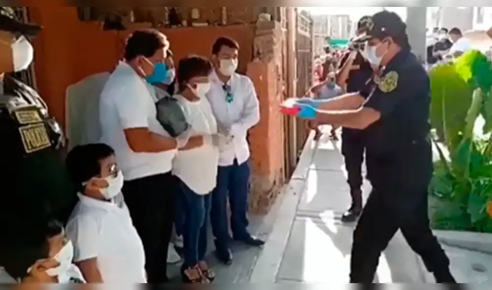 Madre recibe restos de su hijo policía fallecido por coronavirus. Madre recibe restos de su hijo policía fallecido por coronavirus.