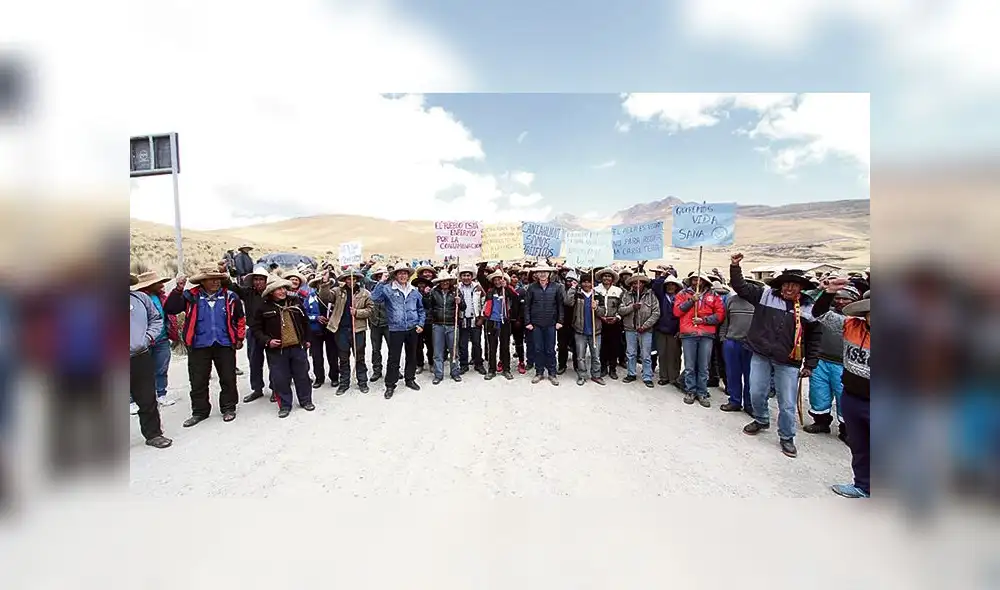 CORREDOR MINERO. Ayer se cumplió siete días de bloqueo en la vía sin que haya visos de solución. Campesinos no ceden. CORREDOR MINERO. Ayer se cumplió siete días de bloqueo en la vía sin que haya visos de solución. Campesinos no ceden.