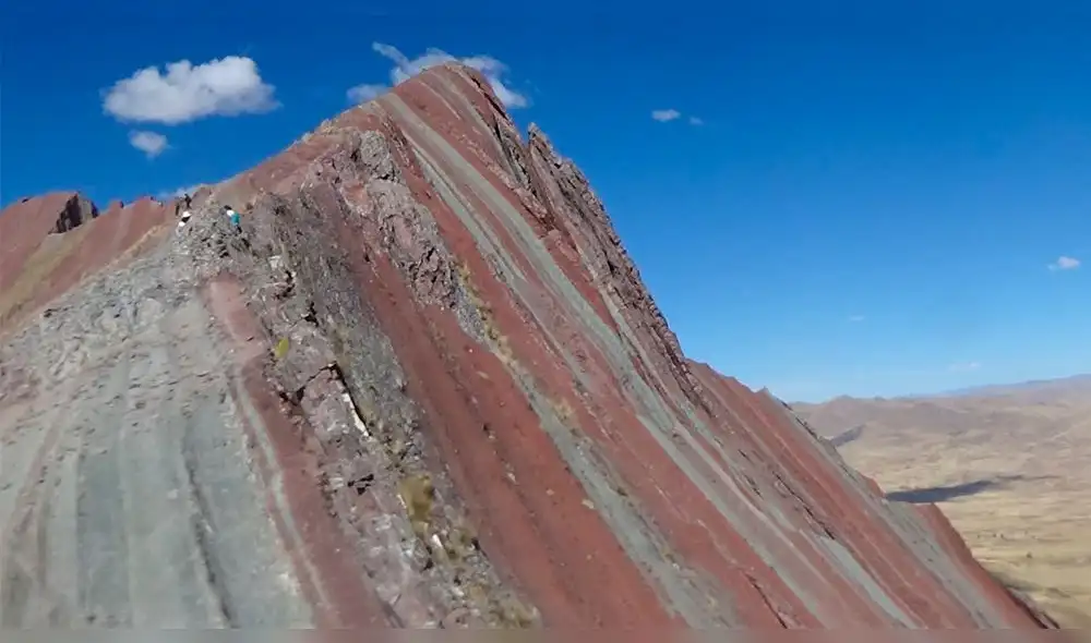 Montaña Pallay Poncho se caracteriza por sus colores, parecido a un poncho andino. Foto: Wilber Sumaria/Facebook. Montaña Pallay Poncho se caracteriza por sus colores, parecido a un poncho andino. Foto: Wilber Sumaria/Facebook.