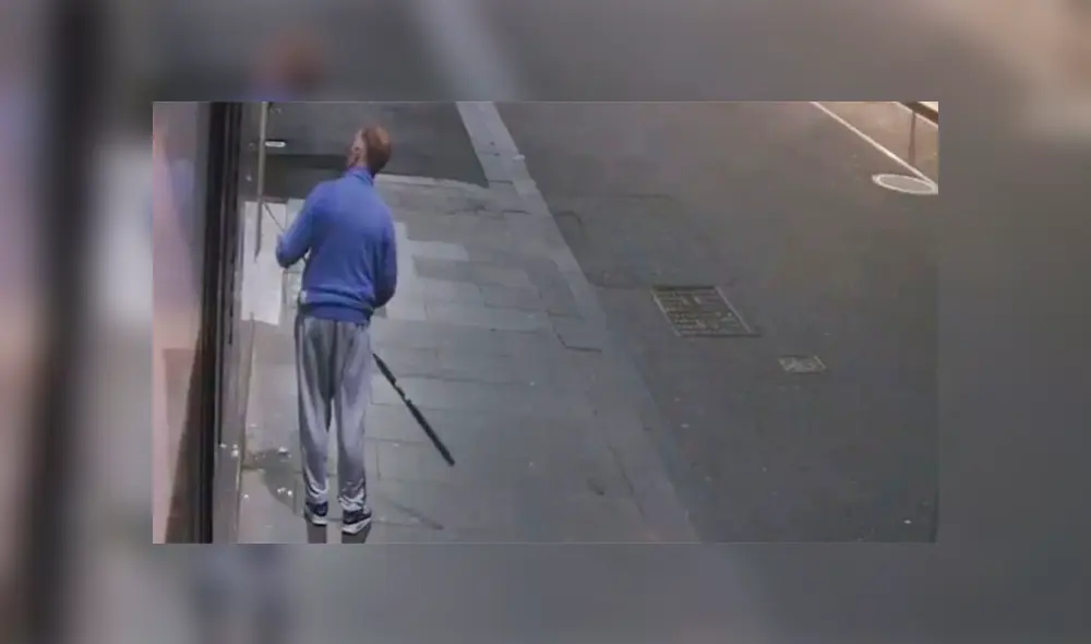 El sujeto rompió la ventana e introdujo el palo para sacar la fina joya valorizada en 700 dólares. La Policía de Australia está tras los pasos del ladrón.