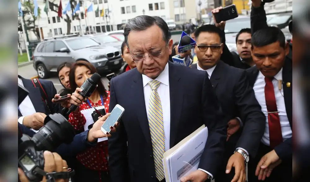 Retiran de la Contraloría a Edgar Alarcón, pero este busca aferrarse al cargo 