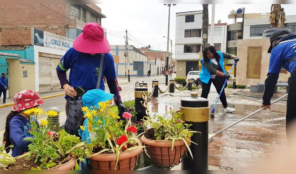 Venezolanos ayudaron con la limpieza de plaza en Tacna