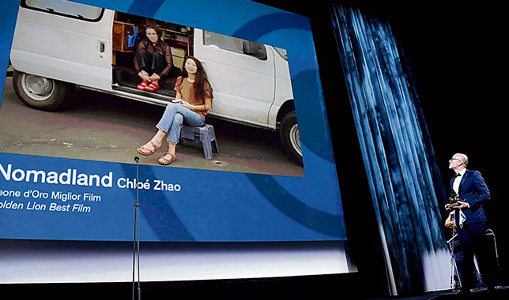 Ganadoras. La directora de Nomadland, Chloé Zhao, y su protagonista, Frances McDormand, agradecieron en pantalla grande.