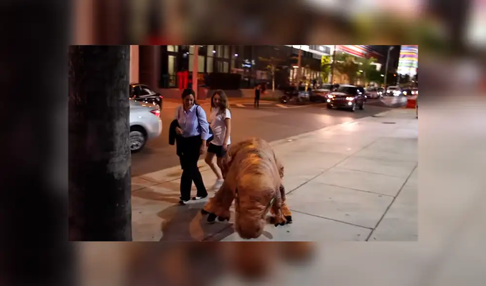 YouTube Viral: El "Cállese viejo lesbiano" llegó a las calles con joven que se disfrazó de dinosaurio  [VIDEO]