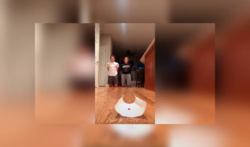 Desliza las imágenes para apreciar la travesura que cometió un perro al interrumpir la competencia de sus dueños. Foto: Captura.