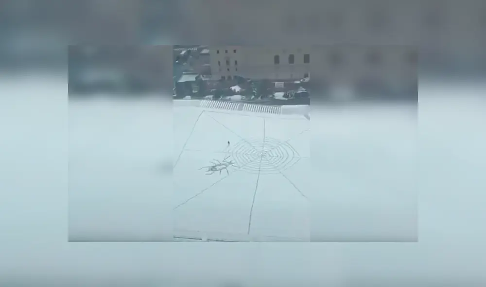 En Facebook, un hombre caminó por un desolado parque y aprovechó en realizar un increíble dibujo en el suelo.