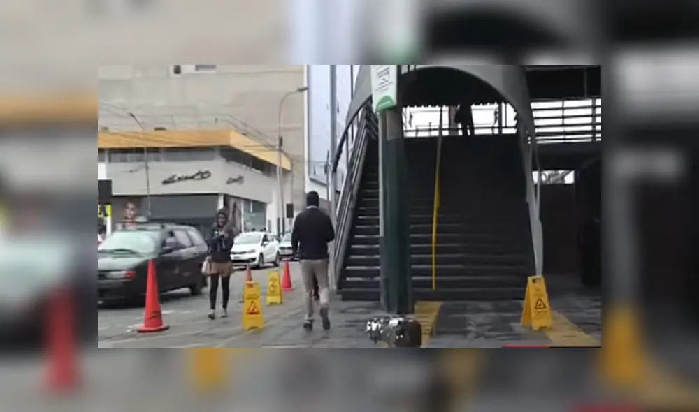 Los peatones se ven obligados a caminar por la pista.