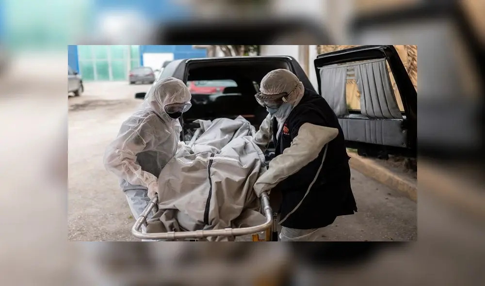 Mortuary workers move the body of a COVID-19 victim at a crematorium in Cuautitlan Izcalli, Mexico State, on April 23, 2020. - By Wednesday, Mexico had registered 10,500 coronavirus cases and just under 1,000 deaths. (Photo by PEDRO PARDO / AFP) Mortuary workers move the body of a COVID-19 victim at a crematorium in Cuautitlan Izcalli, Mexico State, on April 23, 2020. - By Wednesday, Mexico had registered 10,500 coronavirus cases and just under 1,000 deaths. (Photo by PEDRO PARDO / AFP)