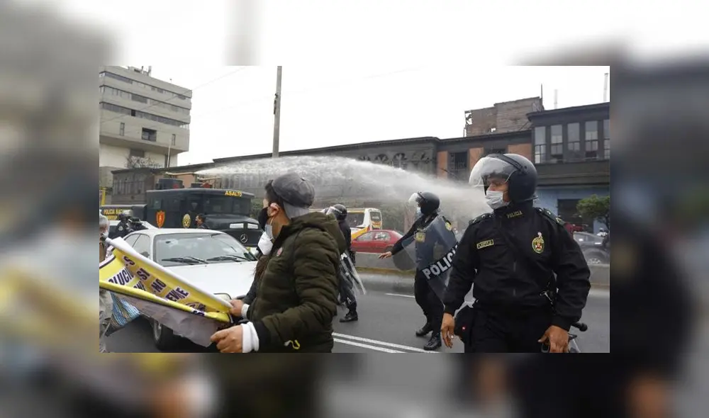 Aportantes de la ONP fueron repelidos con tanque de agua por la Policía. Créditos: Félix Contreras / La República. Aportantes de la ONP fueron repelidos con tanque de agua por la Policía. Créditos: Félix Contreras / La República.