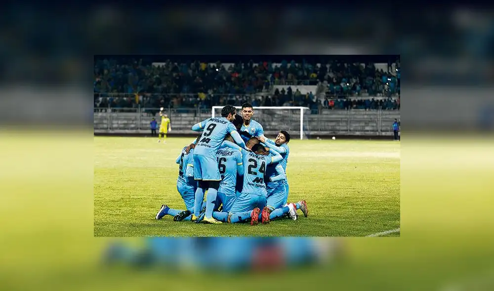 festejó. Abrazo bajo las nuevas luminarias en Juliaca.