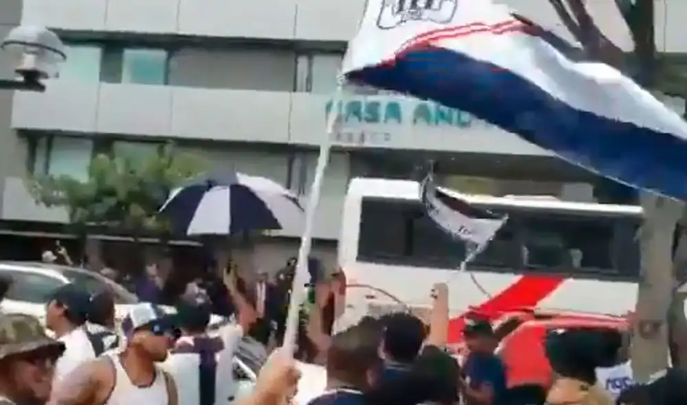 Hinchas de Alianza Lima hicieron sentir su apoyo al equipo antes del clásico. Foto: Tv Perú