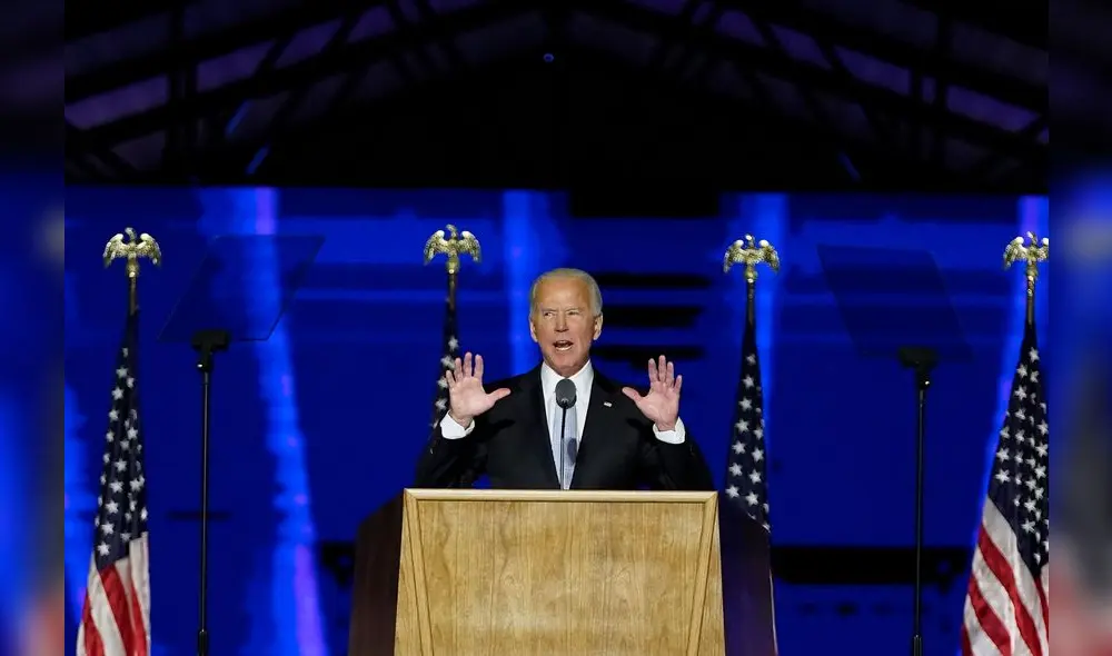 A market trader shows different currency notes in Caracas on March 10, 2019, during the third day of a massive power outage which has left Venezuelans without communications, electricity and water. - The unprecedented power outage already left 15 patients dead and threatens to extend indefinitely, increasing distress for the severe political and economic crisis hitting the oil-rich South American nation. (Photo by Cristian Hernandez / AFP)