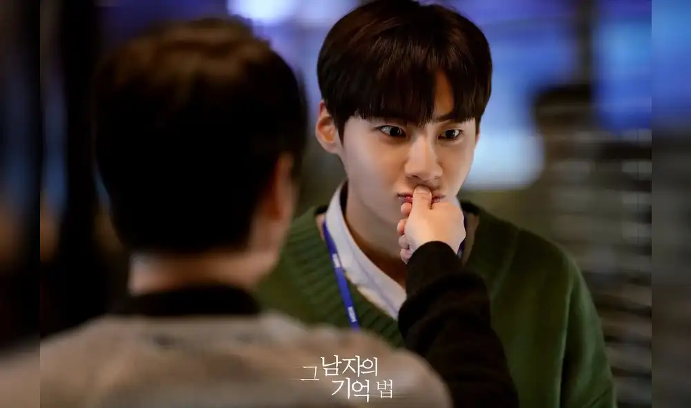 Lee Jin Hyuk en una escena de su dorama debut Find me in your memory.