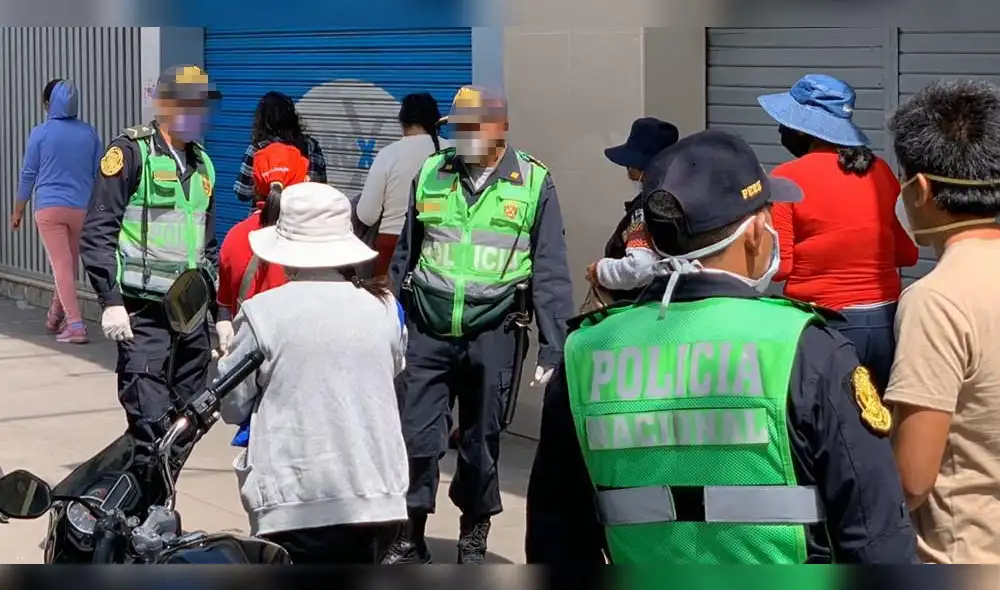 Efectivos policiales brindaban servicio en la plataforma comercial Andrés Avelino Cáceres. Foto: Referencial. Efectivos policiales brindaban servicio en la plataforma comercial Andrés Avelino Cáceres. Foto: Referencial.