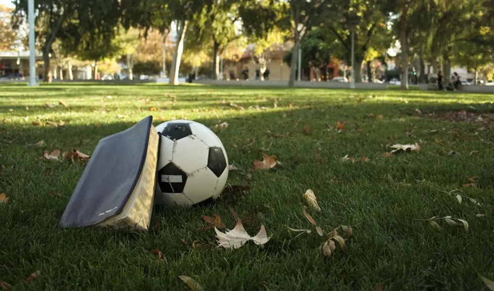 El fútbol no ha sido un tema ausente en el mundo de la literatura. Foto: Bible Ball/ Kevin de Boer. El fútbol no ha sido un tema ausente en el mundo de la literatura. Foto: Bible Ball/ Kevin de Boer.