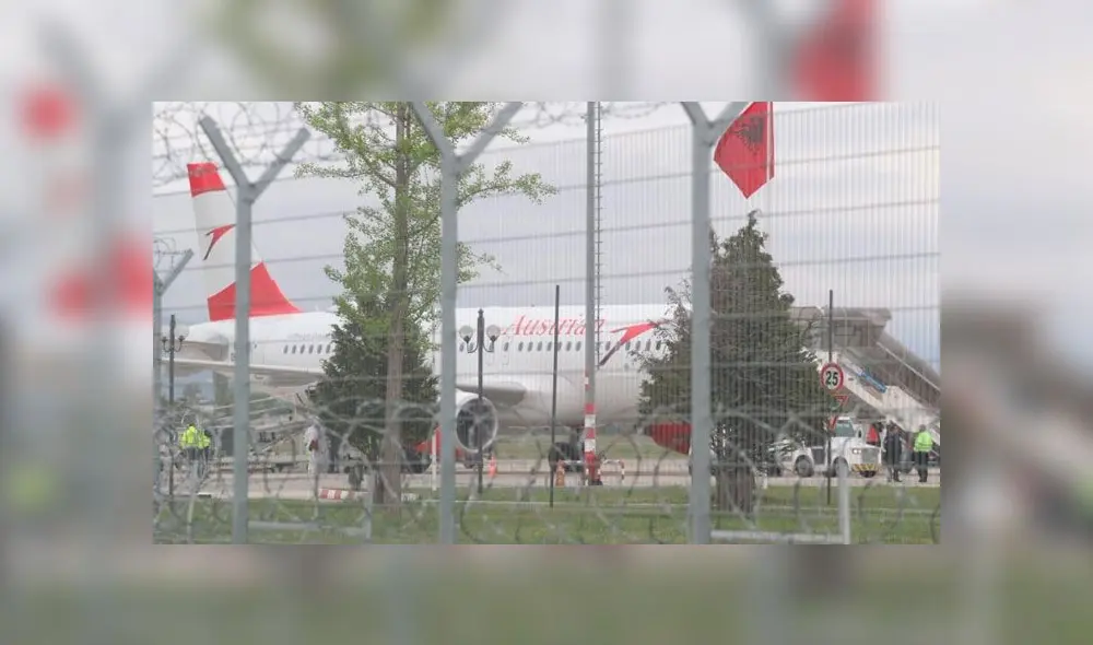 Asalto en 90 segundos: delincuentes se llevan millones de un avión y huyen en bicicleta Asalto en 90 segundos: delincuentes se llevan millones de un avión y huyen en bicicleta