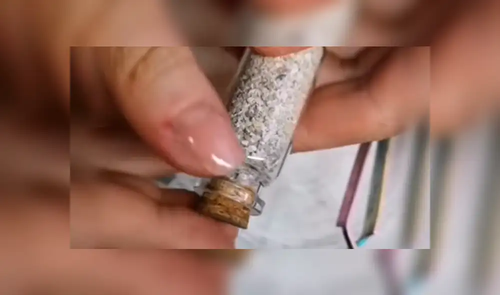Su prima, quien era una conocida youtuber, la ayudó a realizarse la extravagante manicure. Vía Facebook Foto: captura Su prima, quien era una conocida youtuber, la ayudó a realizarse la extravagante manicure. Vía Facebook Foto: captura