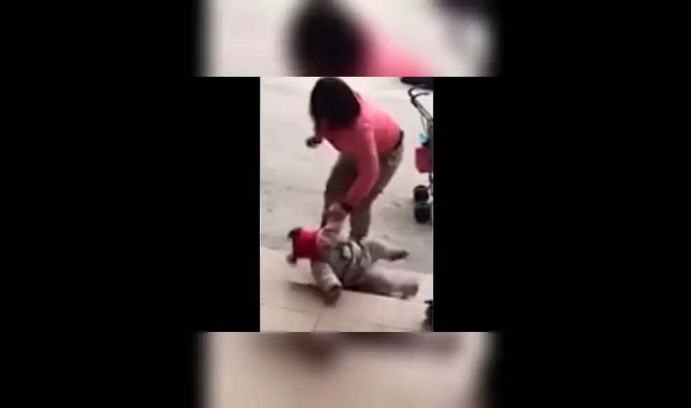Indignación en YouTube por madre que patea a su hija para que deje de llorar | VIDEO
