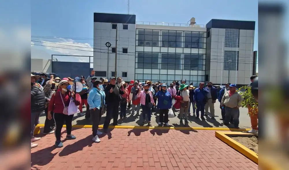 Protesta en los exteriores de la base de serenazgo. Foto: Leonela/URPI Protesta en los exteriores de la base de serenazgo. Foto: Leonela/URPI
