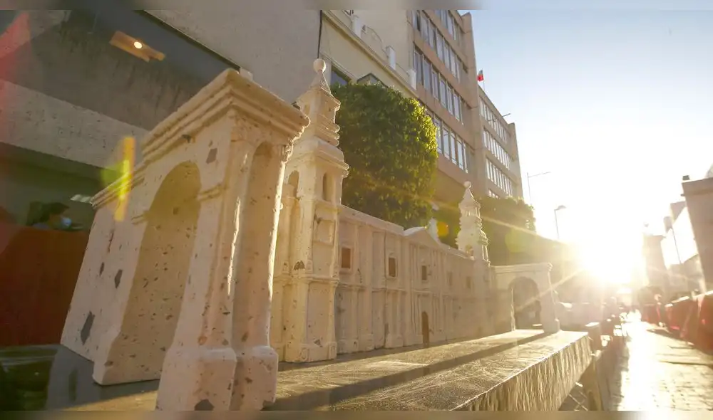 ícono. La maqueta a escala de la catedral de Arequipa muestra toda la belleza de su arquitectura. Esta réplica y de otros 9 templos se exhiben hasta el 12 de agosto en la segunda cuadra de la calle Mercaderes.
