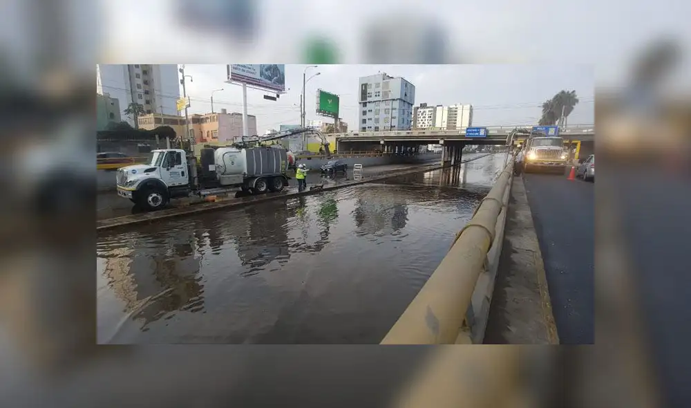 Según Sedapal, el aniego se produjo al cambiar una válvula de 8 pulgadas. (Foto: Grace Mora / La República)