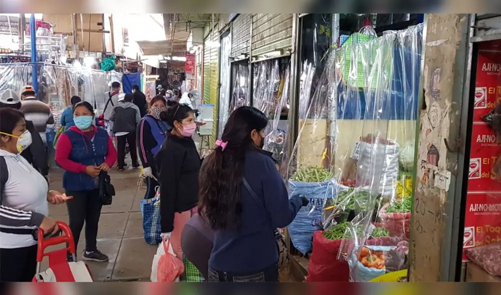 Comerciantes han optado por cubrir sus puestos con plásticos transparentes. Comerciantes han optado por cubrir sus puestos con plásticos transparentes.