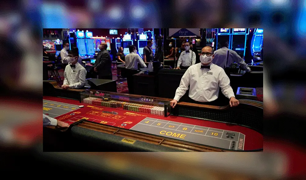 Las mesas y juegos son sometidos a constante desinfección. Fuente: AP.