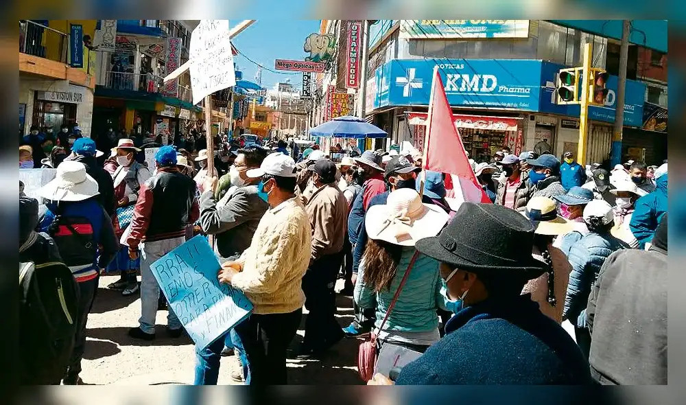 marcha. Juliaqueños aprovecharon término de cuarentena para salir a protestar contra bancos.