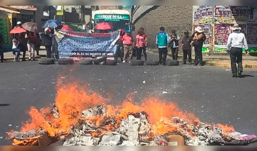 Trabajadores de hospital General bloquearon vías con basura. Trabajadores de hospital General bloquearon vías con basura.