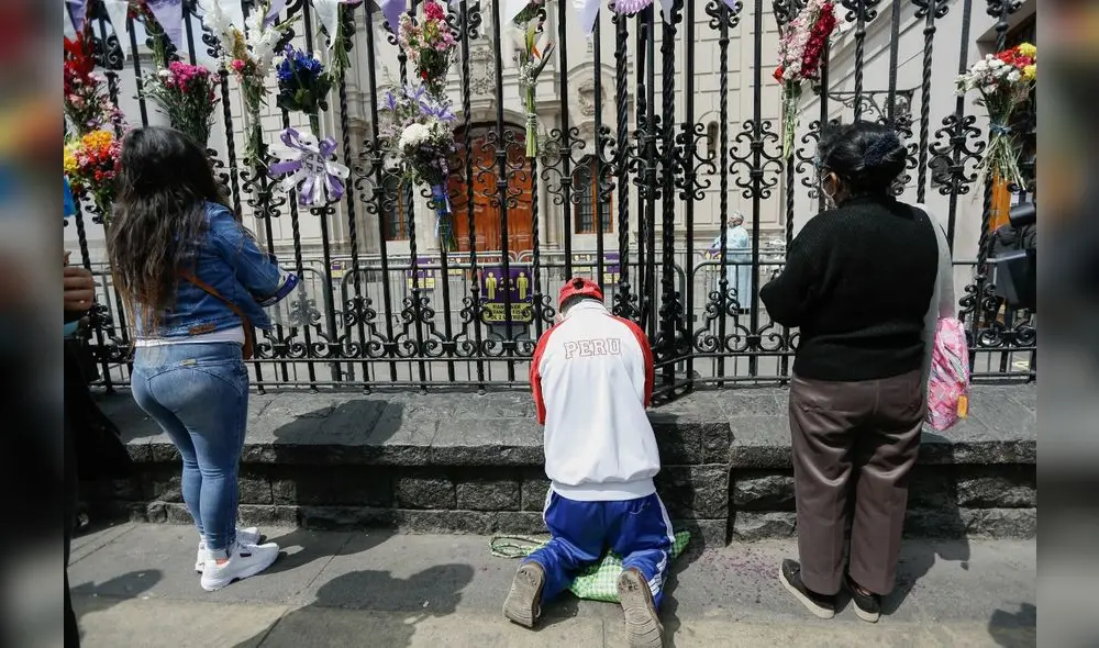 Fieles no se quieren perder la tradicional costumbre de asistir a la misa en homenaje al Cristo de Pachacamilla. Fotos: Antonio Melgarejo - La República Fieles no se quieren perder la tradicional costumbre de asistir a la misa en homenaje al Cristo de Pachacamilla. Fotos: Antonio Melgarejo - La República