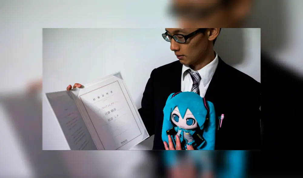 “No engañan, ni envejecen”, la razón por la que japonés se 'casó' con un holograma