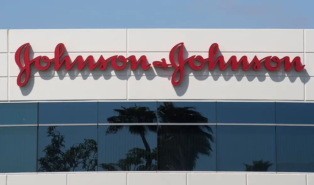 Johnson & Johnson se suma a Oxford y AstraZeneca, que en septiembre pausaron sus pruebas clínicas por una "rara enfermedad". Foto: AFP