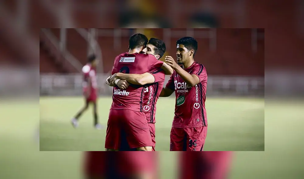 goles. Amoroso recibió un enorme abrazo de Cuesta por su primer gol con Melgar en el año.