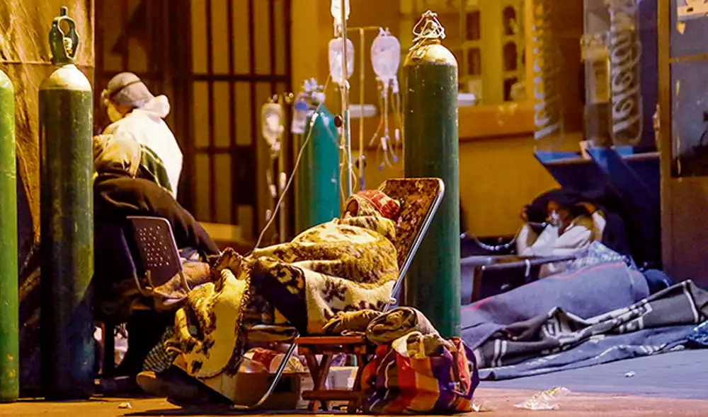 Colapso. Muchos pacientes son atendidos en los exteriores de los hospitales. Sistema ya no da para más. Colapso. Muchos pacientes son atendidos en los exteriores de los hospitales. Sistema ya no da para más.