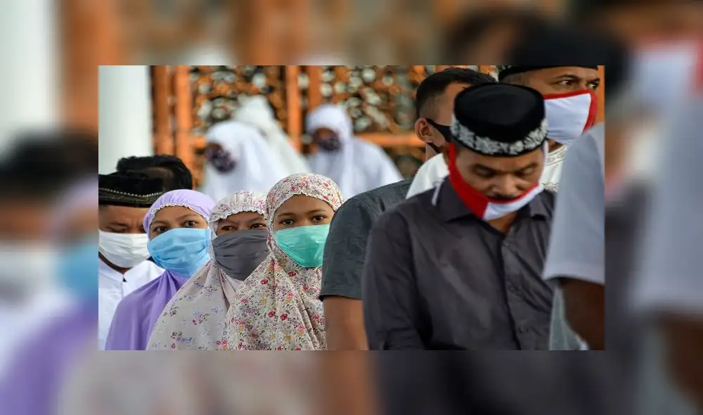 People wearing face masks attend Eid al-Fitr prayers, marking the end of the Muslim holy month of Ramadan, at Baiturrahman grand mosque in Banda Aceh on May 24, 2020. (Photo by CHAIDEER MAHYUDDIN / AFP) People wearing face masks attend Eid al-Fitr prayers, marking the end of the Muslim holy month of Ramadan, at Baiturrahman grand mosque in Banda Aceh on May 24, 2020. (Photo by CHAIDEER MAHYUDDIN / AFP)