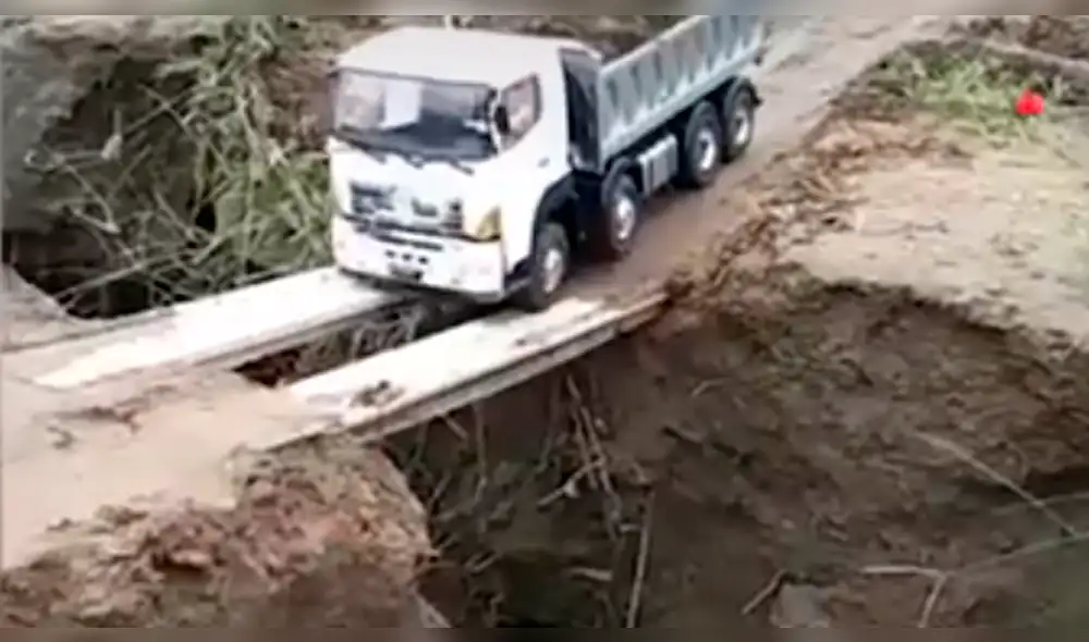 En Facebook: Intenta cruzar peligroso puente y ocurre lo menos pensado [VIDEO]
