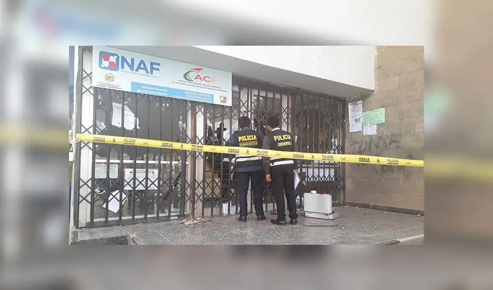 Restos de vidrios y piedras de diversos tamaños se encontraron regados en la puerta de este local. Restos de vidrios y piedras de diversos tamaños se encontraron regados en la puerta de este local.