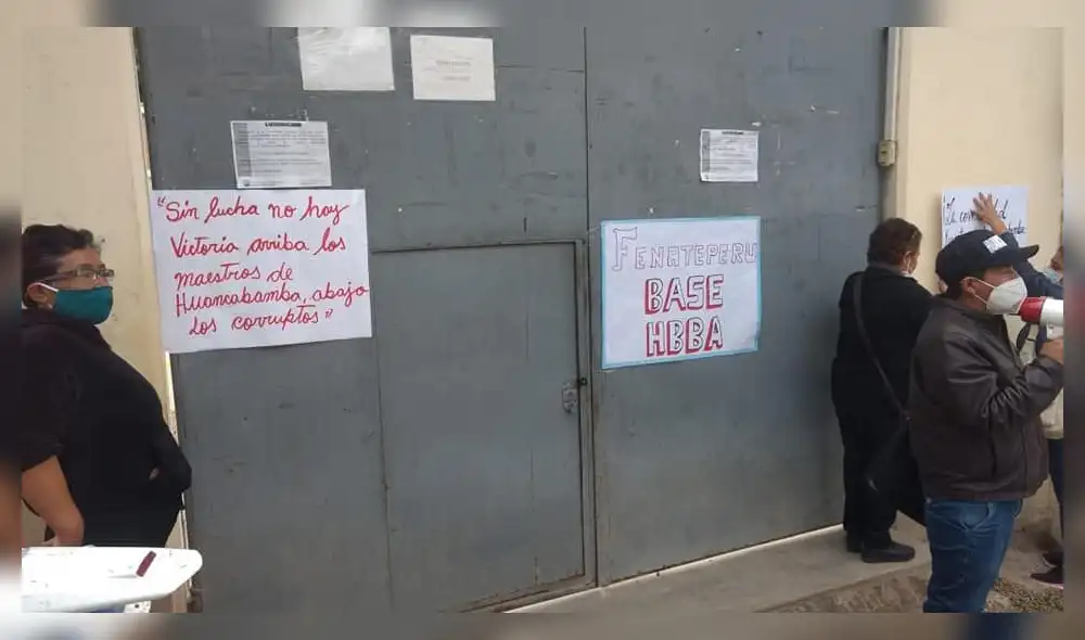 Vigilan. Docentes resguardan oficina de Ugel Huancabamba. Vigilan. Docentes resguardan oficina de Ugel Huancabamba.