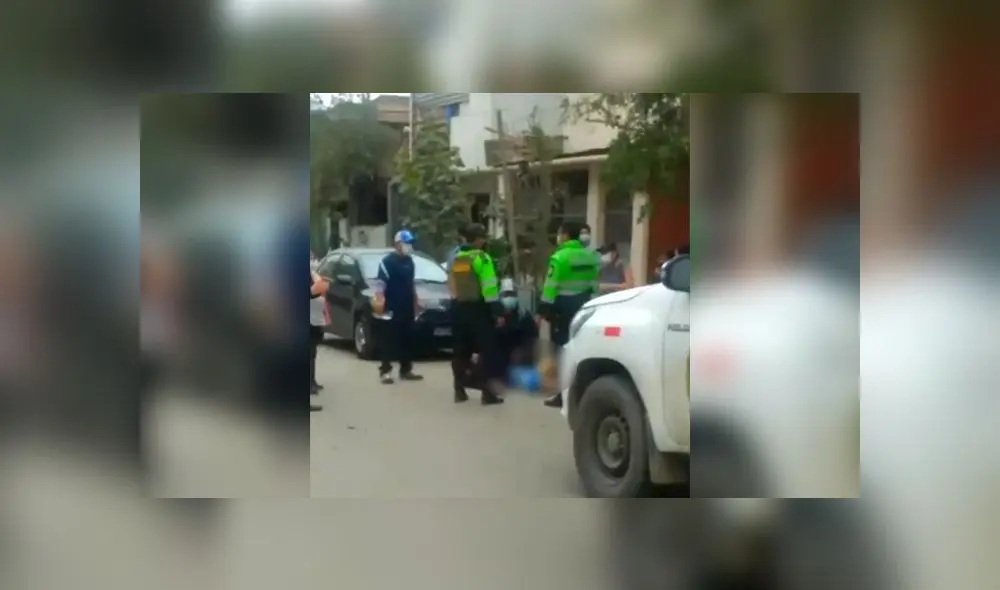Vecinos y policías auxiliaron a agraviada y la llevaron al hospital más cercano. (Foto: Captura de video / Latina Noticias)