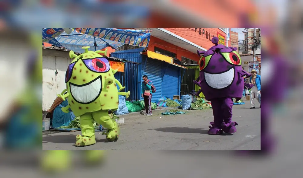Singulares muñecos patrullan con la policía para crear conciencia en Bolivia [FOTOS]