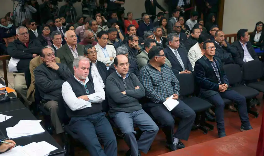 Caso El Frontón: 35 exmiembros de la Marina de Guerra son procesados por presuntos delitos de homicidio calificado en la modalidad de asesinato con ferocidad y explosión.