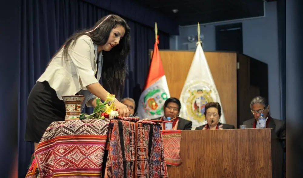 Fiel a sus raíces, realizó una ofrenda a la tierra antes de la sustentación. Fotografía: Michael Ramón.