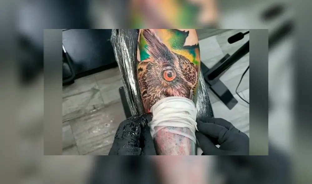 Desliza hacia la izquierda para ver el tatuaje 'ultra realista' que se hizo viral en YouTube de un búho diseñado en el brazo de un joven. Desliza hacia la izquierda para ver el tatuaje 'ultra realista' que se hizo viral en YouTube de un búho diseñado en el brazo de un joven.