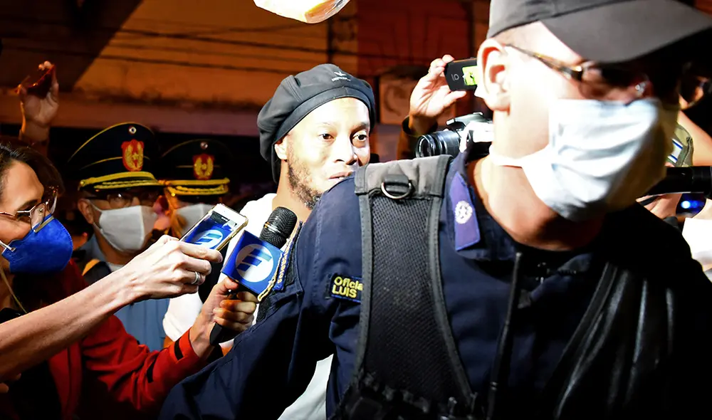 Ronaldinho cumple arresto domiciliario en Paraguay junto a su hermano. | Foto: AFP