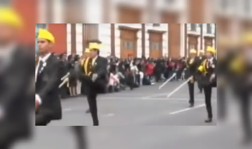 Un chico que participaba en un desfile tuvo un peculiar percance que generó que miles rían a carcajadas.